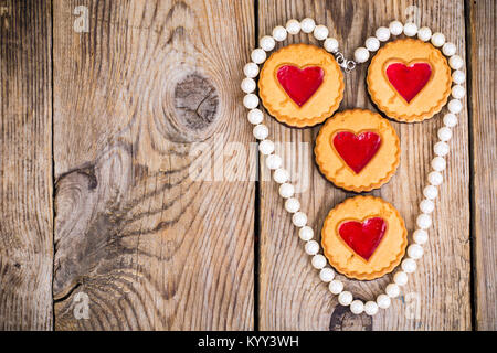 Les cookies en forme de coeur sur table en bois. Studio Photo Banque D'Images