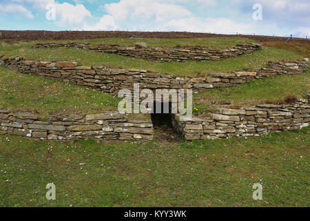 L'Wideford Hill recloisonnées cairn est accessible en 20 minutes de marche sur un sentier. Il dispose de trois terrasses, chambre centrale et latérale 3 cellules. De superbes vues. Banque D'Images