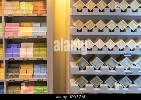 Boutique,colorés,savon,affichage,ALEP SAVON D'Alep,parfum,parfum,parfumé,arôme,,a,La Maison du Savon de Marseille,dans,Carcassonne,château,France, Banque D'Images