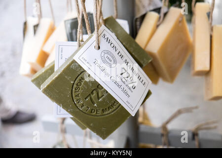 Boutique,colorés,savon,affichage,ALEP SAVON D'Alep,parfum,parfum,parfumé,arôme,,a,La Maison du Savon de Marseille,dans,Carcassonne,château,France, Banque D'Images