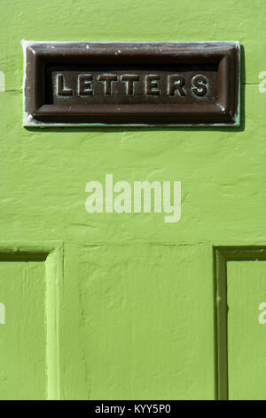Ancienne lettre fort dans une maison verte porte avant Banque D'Images