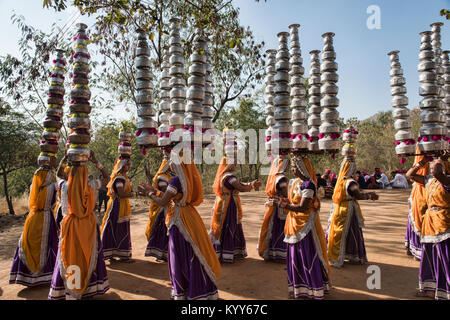 Les femmes qui accomplissent le Rajasthan et le Gujarati Bhavai pot danse, célébrer les efforts des femmes pour transporter de l'eau dans le désert, Udaipur, Rajasthan, Inde Banque D'Images