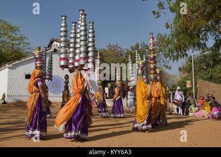 Les femmes qui accomplissent le Rajasthan et le Gujarati Bhavai pot danse, célébrer les efforts des femmes pour transporter de l'eau dans le désert, Udaipur, Rajasthan, Inde Banque D'Images