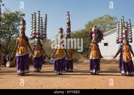 Les femmes qui accomplissent le Rajasthan et le Gujarati Bhavai pot danse, célébrer les efforts des femmes pour transporter de l'eau dans le désert, Udaipur, Rajasthan, Inde Banque D'Images