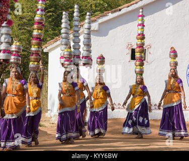 Les femmes qui accomplissent le Rajasthan et le Gujarati Bhavai pot danse, célébrer les efforts des femmes pour transporter de l'eau dans le désert, Udaipur, Rajasthan, Inde Banque D'Images