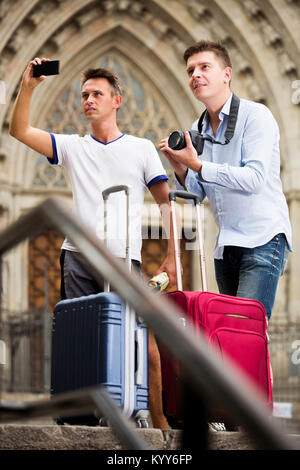 Heureux jeune homme couple visiter et prendre des photos d'Europenian ville Banque D'Images