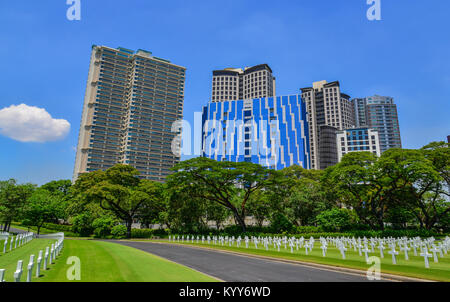 Manille, Philippines - Apr 14, 2017. Manila American Cemetery and Memorial avec la ville. Le cimetière contient le plus grand nombre de tombes de nos mi Banque D'Images