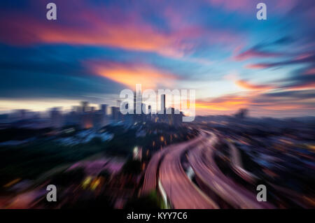 Faire un zoom sur la ville de Kuala Lumpur en Malaisie, le coucher du soleil. Banque D'Images