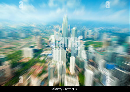 Faire un zoom sur la ville de Kuala Lumpur en Malaisie, jour ciel bleu. Banque D'Images