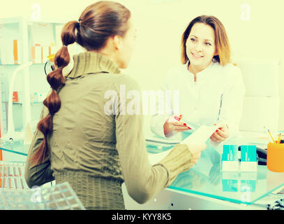 Jeune femme en consultation avec l'esthéticienne au centre de médecine esthétique Banque D'Images