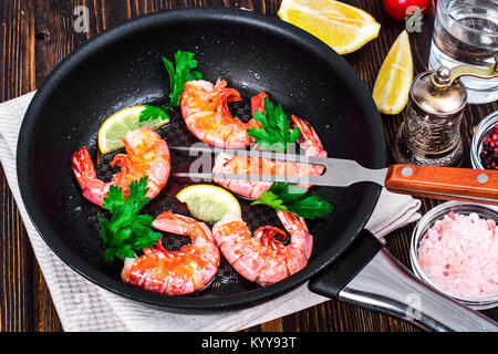 Les crevettes avec le citron dans la poêle. Studio Photo Banque D'Images