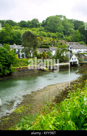 Pittoresque vieille ligne de chalets au bord de l'eau dans le village de Helford Estuaire Helford à Cornwall, UK Banque D'Images