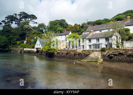 Pittoresque vieille ligne de chalets au bord de l'eau dans le village de Helford Estuaire Helford à Cornwall, UK Banque D'Images