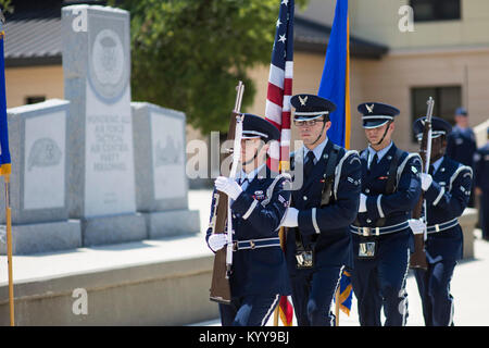 Les membres de la Joint Base San Antonio sur la garde d'honneur présente les couleurs au cours de l'élément de contrôle aérien tactique Memorial Cérémonie commémorative à l'extérieur du 353e Escadron d'entraînement des aviateurs de bataille à l'JBSA-Lackland Medina Annexe 23 juin 2017. Le monument rend hommage à ceux qui ont fait le sacrifice ultime en servant de porter le béret noir ou servi directement à l'appui de ceux qui le font. (U.S. Air force Banque D'Images