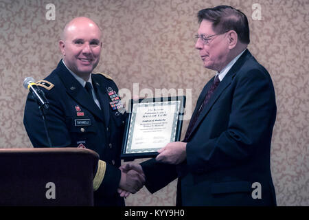 Le Général Lee Tafanelli, l'adjudant général de la Garde nationale, Kansas, présente la Garde nationale du Kansas Hall of Fame (certificat d'inscription à la retraite) Brig. Le général Ed Gerhardt au nom de (décédé) a pris sa retraite le brigadier. Le général Wilder S. Metcalf à la Garde nationale du Kansas de la cérémonie tenue à l'hôtel Ramada Inn, Topeka, Kansas, le 5 novembre 2017. Banque D'Images