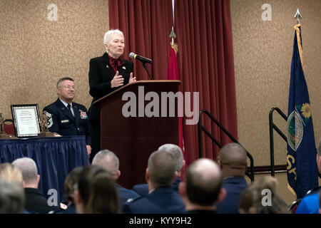 Brick à la retraite. Le général Deborah S. Rose parle aux participants après avoir reçu son Kansas National Guard Hall of Fame Certificat d'appartenance à la cérémonie d'intronisation s'est tenue à l'hôtel Ramada Inn, Topeka, Kansas, le 5 novembre 2017. Banque D'Images