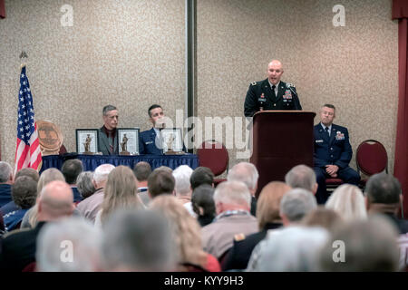 Le Général Lee Tafanelli, l'adjudant général de la Garde nationale, Kansas, donne son mot d'ouverture à la Garde nationale du Kansas de la cérémonie tenue à l'hôtel Ramada Inn, Topeka, Kansas, le 5 novembre 2017. Trois anciens généraux de la Garde nationale du Kansas ont été intronisés au Temple de la renommée le dimanche. Banque D'Images