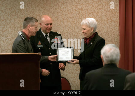 Brick à la retraite. Le général Deborah S. Rose reçoit son Kansas National Guard Hall of Fame Certificat de membre du major général Lee Tafanelli, l'adjudant général de la Garde nationale, Kansas, Kansas à la Garde nationale de la cérémonie tenue à l'hôtel Ramada Inn, Topeka, Kansas, le 5 novembre 2017. Banque D'Images