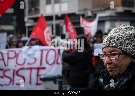 Rome, Italie. 16 janvier, 2018. 'Logement' des droits de l'attente des militants une bannière 'Stop lecture d'expulsions, donnez-nous des maisons au cours d'une manifestation pour protester contre les expulsions de logement. Credit : Andrea Ronchini/Pacific Press/Alamy Live News Banque D'Images