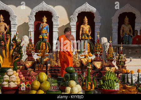 Monks sur jardins du temple, Phra Singh, Chiang Mai, Thaïlande Banque D'Images