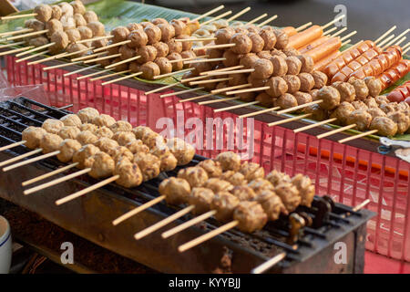 Griller les brochettes de viande à un marché de rue, Chinatown, Chiang Mai, Thaïlande Banque D'Images