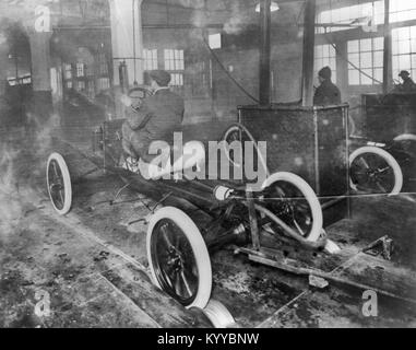 La venue du modèle T de la ligne d'assemblage à l'usine de Highland Park, vers 1900 Banque D'Images