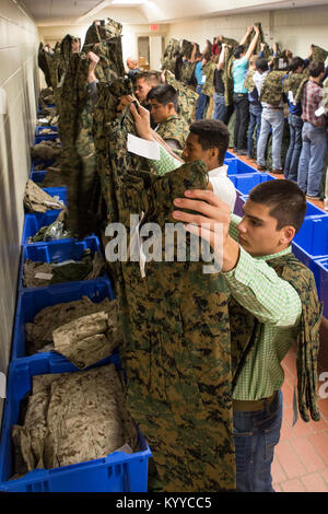 Les nouvelles recrues du Corps des Marines des États-Unis d'écho compagnie, 2e Bataillon d'instruction des recrues, leurs vêtements d'inventaire le 8 janvier 2018 question, sur l'Île Parris, L.C. (Les accessoires d'uniformes sont une partie de l'émission initiale que chaque recrue reçoit lorsqu'ils arrivent sur l'Île Parris. Société de l'écho est prévue pour le 6 avril, 2018 études supérieures. Parris Island est le lieu d'entraînement des recrues du Corps des marines depuis le 1 novembre 1915. Aujourd'hui, environ 19 000 recrues proviennent à Parris Island annuellement pour l'occasion de devenir des Marines américains en endurant 12 semaines de formation rigoureux, transformatrices. Parris Island abrite en Banque D'Images