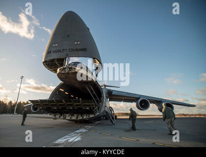 La base aérienne d'Amari, l'Estonie (janv. 8, 2018) - U.S. Airmen préparez-vous à recevoir les fournitures à partir d'un C-5 Galaxy Avion-cargo qui ont été livrées à l'appui de la sécurité de l'emballage Théâtre 18.1, Janvier 8th, 2018. Cette cuillère à thé met en lumière la capacité de l'américain de déployer des avions de chasse à l'appui de nos partenaires et alliés sur le théâtre européen et dans le monde. (DoD Banque D'Images