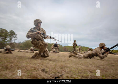 United States Marine Corps Ecr. Austin W. Shipley, 1004 Peloton de la Compagnie Charlie, 1er Bataillon, de recrutement et de formation des recrues et ses collègues de la pratique "buddy se précipiter", une forme tactique de mouvement avant d'avancer vers l'ennemi, au cours de l'épreuve le 9 janvier 2018, sur l'Île Parris, L.C. (le creuset, l'entraînement des recrues de l'événement culminant de 54 heures, tests recrute, comme Shipley, 18 ans, de Spring Grove, en Pennsylvanie, et leur capacité à travailler ensemble et pour effectuer des tâches dans un environnement stressant. La Compagnie Charlie est prévue pour janvier 19, 2018 études supérieures. Parris Island est le site de recrutement du Corps des Marines Banque D'Images