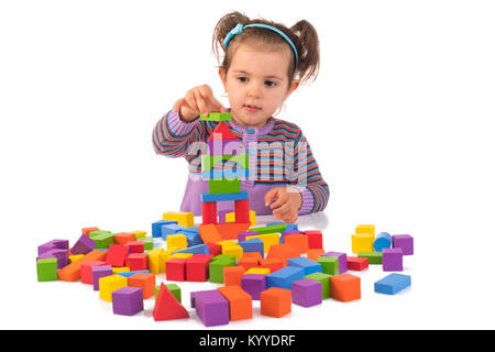 Concept Montessori avec jolie fille jouant les cubes en bois isolé sur fond blanc. Banque D'Images