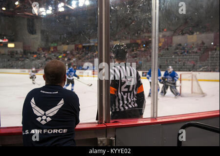 Un ventilateur montres l'Université d'Alaska-Anchorage Loups de jouer contre l'Université de l'Alabama Huntsville chargeurs pour l'UAA appréciation militaire annuel match de hockey à la patinoire Sullivan à Anchorage, Alaska, 13 janvier 2018.La SAU a coordonné le jeu de reconnaissance à l'occasion de l'Armée de l'air annuelle vs Match de hockey. La Force aérienne a remporté cette année le match 11-1. (U.S. Air Force Banque D'Images