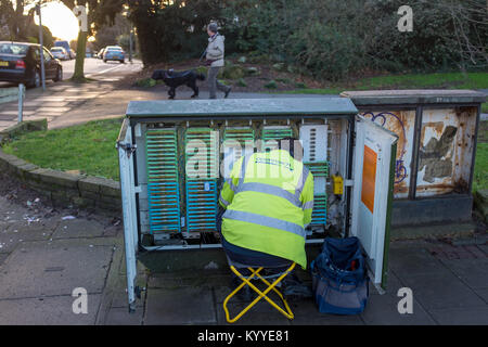 BT Openreach ingénieur travaillant sur un central téléphonique fort dans le nord de Londres, Angleterre. Banque D'Images