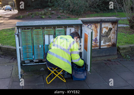 BT Openreach ingénieur travaillant sur un central téléphonique fort dans le nord de Londres, Angleterre. Banque D'Images