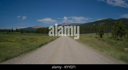 Chemin de terre passant par paysage avec montagnes en arrière-plan, Kananaskis Country, le sud de l'Alberta, Alberta, Canada Banque D'Images