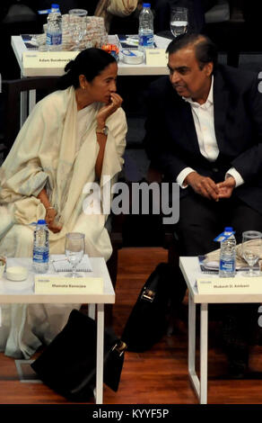 Premier ministre Mamata Banerjee parle à industrilist Mukesh Ambani pendant le Bengal Global Business Summit 2018. (Photo par Sandip Saha/Pacific Press) Banque D'Images