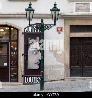 La lumière de la rue en face de la boutique de marionnettes, Prague, République Tchèque Banque D'Images