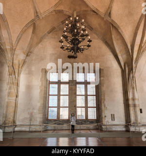 Femme debout dans la salle Vladislav au Vieux Palais Royal, le château de Prague, Prague, République Tchèque Banque D'Images