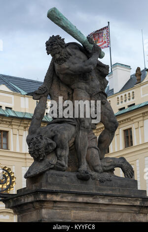 Les combats statue géants à l'entrée du Château de Prague, Prague, République Tchèque Banque D'Images
