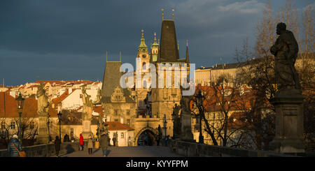 Bâtiments de la Ville Basse vue du Pont Charles, Prague, République Tchèque Banque D'Images