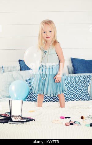 Enfant cute little Girl with balloons at Home Banque D'Images