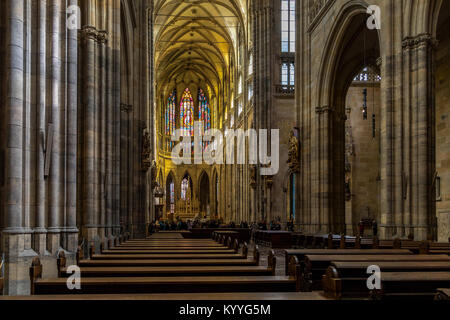 La Cathédrale nef et sanctuaire de St Cathédrale Saint-Guy de Prague , situé dans le château de Prague, République Tchèque Banque D'Images
