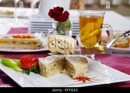 Gâteau aux pommes, des tranches de fraises et de pommes sur une plaque blanche Banque D'Images