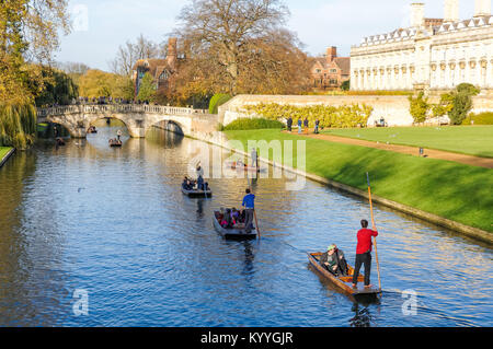 Punting en automne sur la rivière Cam avec Clare College sur la droite, Cambridge Cambridgeshire Angleterre Royaume-Uni Banque D'Images