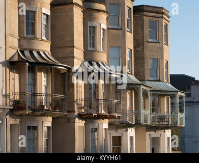 Arcs géorgienne élégante et d'un balcon baies sur sa colline face à l'Clifton Suspension Bridge dans l'un des quartiers les plus branchés de Bristol, Royaume-Uni Banque D'Images