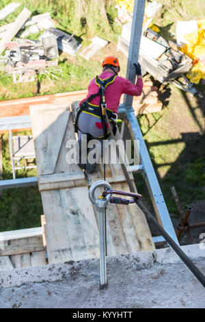 Travaux en hauteur sur la construction. Close-up of eye d'ancrage. La sécurité au travail. Protection du travailleur tout en travaillant sur la construction d'une loggia. Banque D'Images