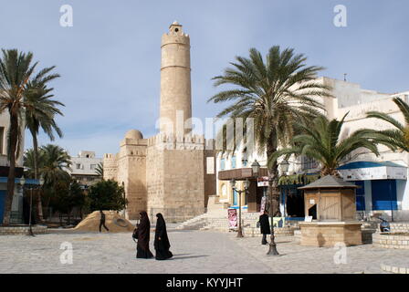 Scène de rue à l'extérieur du Ribat de Sousse, Sousse, Tunisie Banque D'Images