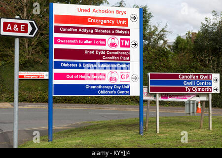 Bilingue en couleur - Welsh et l'anglais - les signes de l'hôpital à l'extérieur d'un hôpital au Pays de Galles Banque D'Images