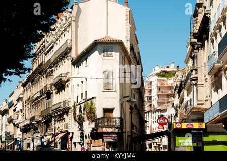 BEZIERS, FRANCE - 17 août 2012 : Commercial & résidentiel dans le sud de la ville de Béziers Banque D'Images