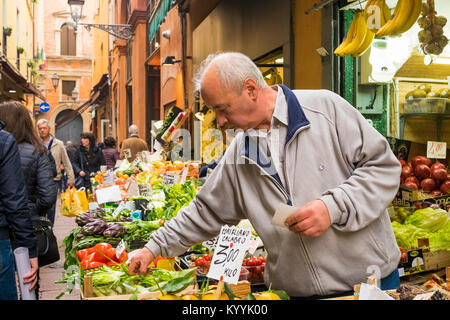 Bologne, Italie - blocage du marché des fruits et légumes dans la vieille ville de Bologna city, Italie Banque D'Images