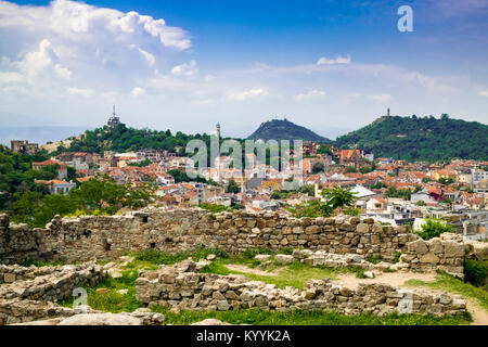 Plovdiv, Bulgarie, Europe - Vue de l'ancien mur et Plovdiv city skyline Banque D'Images
